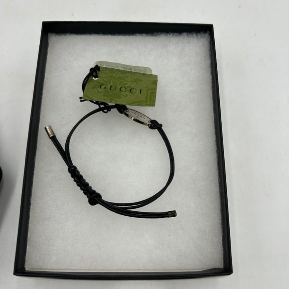Gucci, black leather cord bracelet with sterling silver logo engraved plaque - Picture 9 of 11
